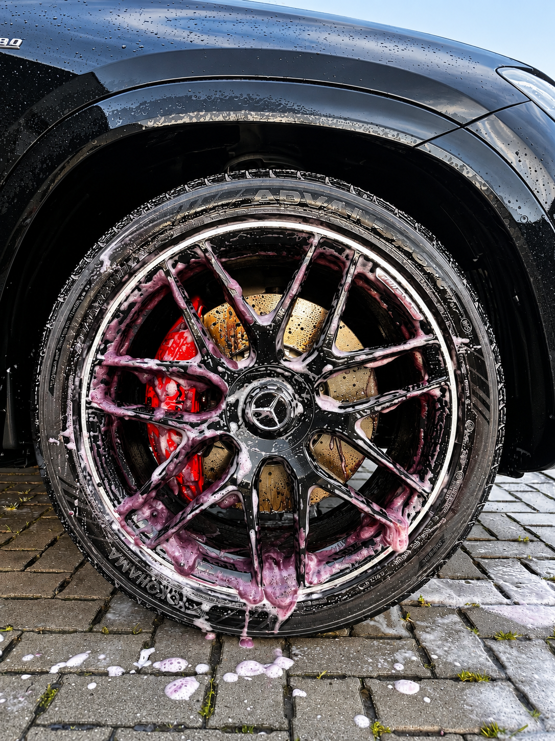 Zorgvuldige handwas van een premium wagen