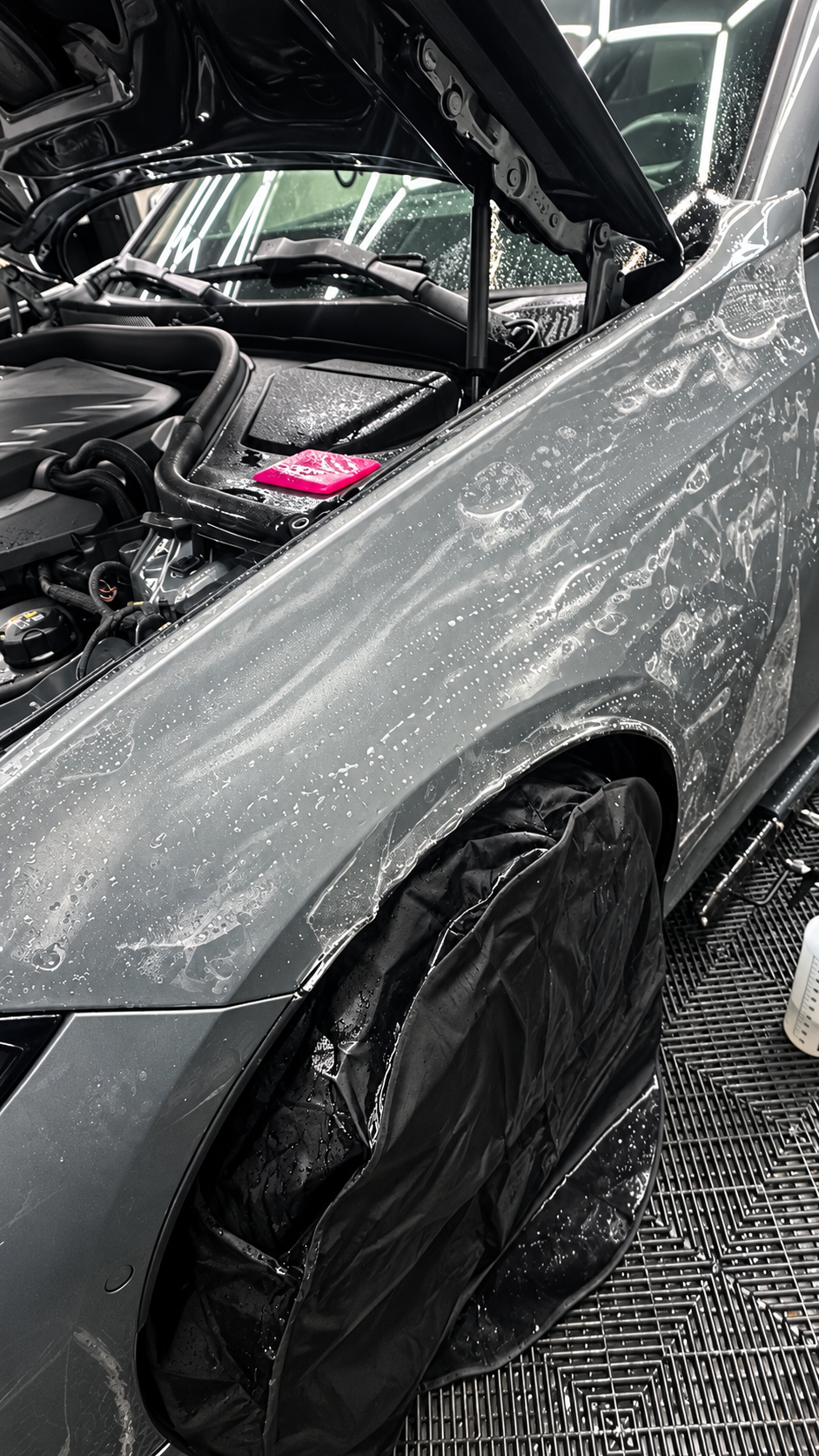 Transparante Paint Protection Film wordt aangebracht op een voertuigpaneel